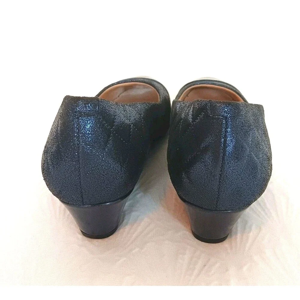 Trotters Metallic Navy Blue Quilted Cap Toe Wedge Pumps Size 9.5M T1653-425